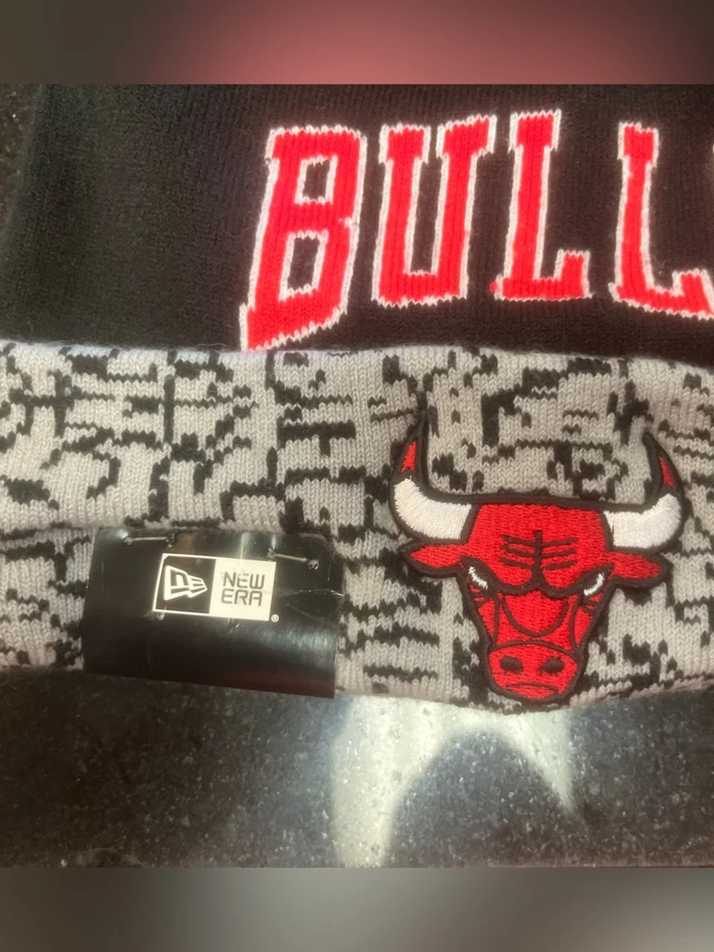 New Era Chicago Bulls oafa Pom Beanie - Black & Red